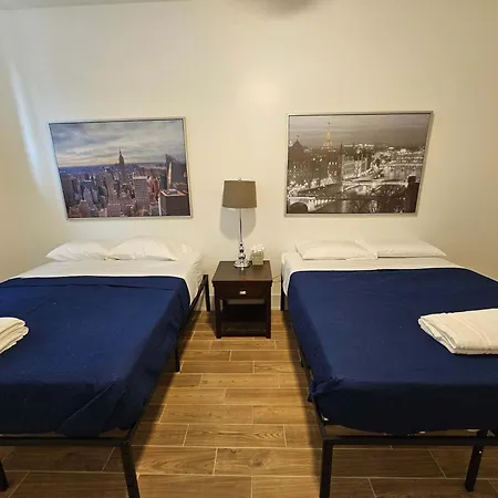 4 Bedroom Sleeps 20 People Apartment Chicago