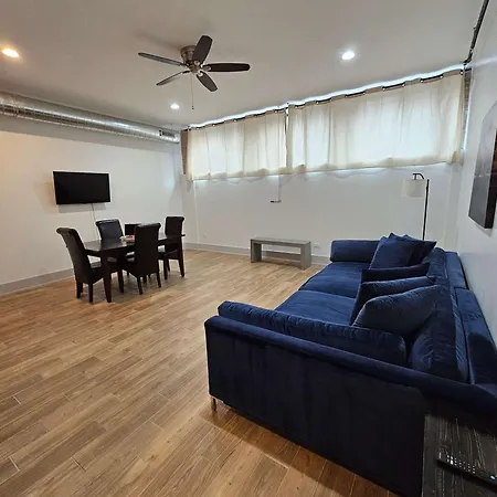 4 Bedroom Sleeps 20 People * Chicago