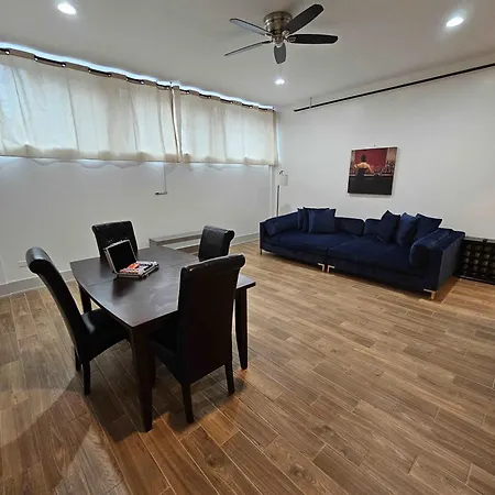 Apartment 4 Bedroom Sleeps 20 People