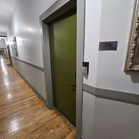 4 Bedroom Sleeps 20 People Apartment *