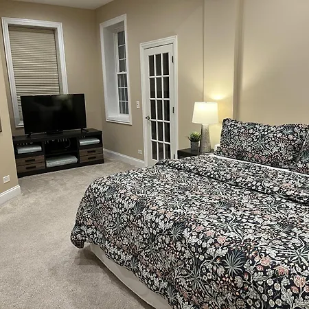 The Wrigleyville Deluxe -steps From Wrigley Sleeps 10 * Chicago