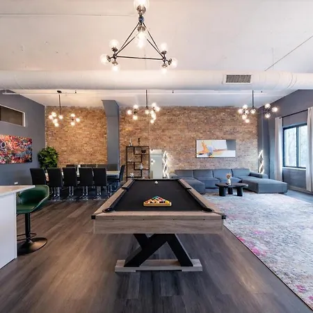 Apartment Massive 6br Luxury Sleeps 12 Guests With Jacuzzi & Pool Table Perfect Group And Optional Parking Near Mccormick Place & Soldier Field