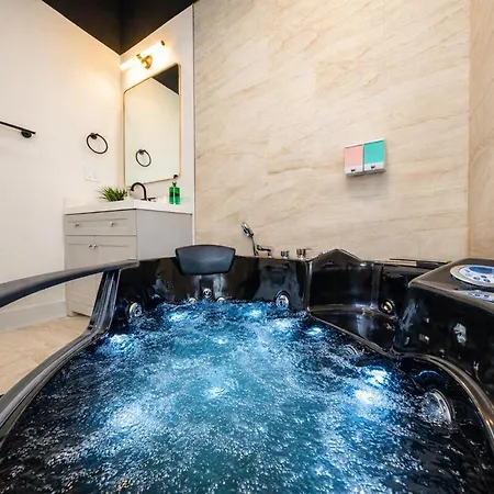 Massive 6br Luxury Sleeps 12 Guests With Jacuzzi & Pool Table Perfect Group And Optional Parking Near Mccormick Place & Soldier Field * Chicago