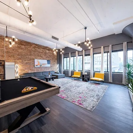 Massive 6br Luxury Sleeps 12 Guests With Jacuzzi & Pool Table Perfect Group And Optional Parking Near Mccormick Place & Soldier Field *