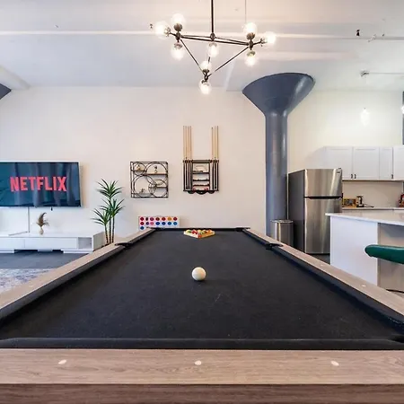 Massive 6br Luxury Sleeps 12 Guests With Jacuzzi & Pool Table Perfect Group And Optional Parking Near Mccormick Place & Soldier Field * Chicago