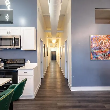 Massive 6br Luxury Sleeps 12 Guests With Jacuzzi & Pool Table Perfect Group And Optional Parking Near Mccormick Place & Soldier Field *