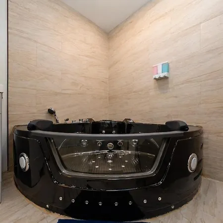 Apartment Massive 6br Luxury Sleeps 12 Guests With Jacuzzi & Pool Table Perfect Group And Optional Parking Near Mccormick Place & Soldier Field *
