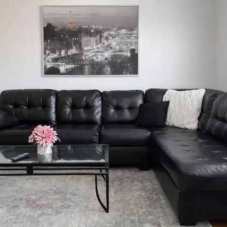 Apartment Location! Location! 2bd 1bth Spacious Apartment! Chicago
