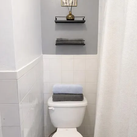 Location! Location! 2bd 1bth Spacious Apartment! * Chicago