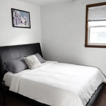 Location! Location! 2bd 1bth Spacious Apartment! * Chicago