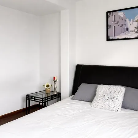 Location! Location! 2bd 1bth Spacious Apartment!