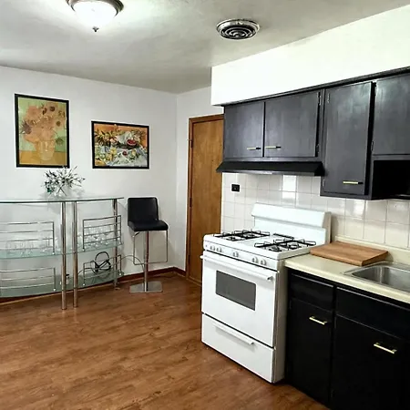 Location! Location! 2bd 1bth Spacious Apartment! Chicago