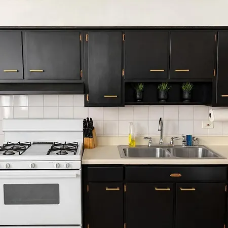 Location! Location! 2bd 1bth Spacious Apartment! Chicago
