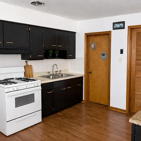 Location! Location! 2bd 1bth Spacious Apartment! Apartment *
