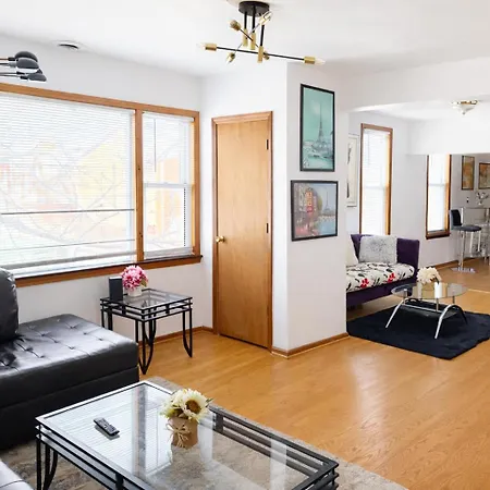 Location! Location! 2bd 1bth Spacious Apartment! Apartment Chicago