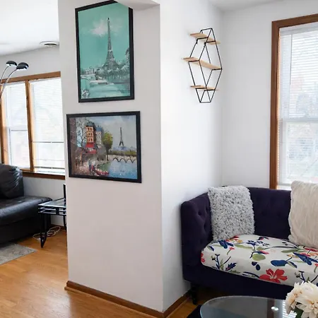 Location! Location! 2bd 1bth Spacious Apartment!