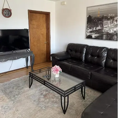 Location! Location! 2bd 1bth Spacious Apartment! Chicago