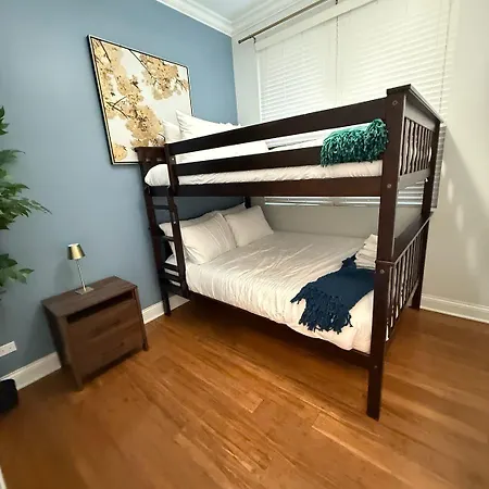 1 Free Parking Gym Balcony Sleeps 10 * Chicago