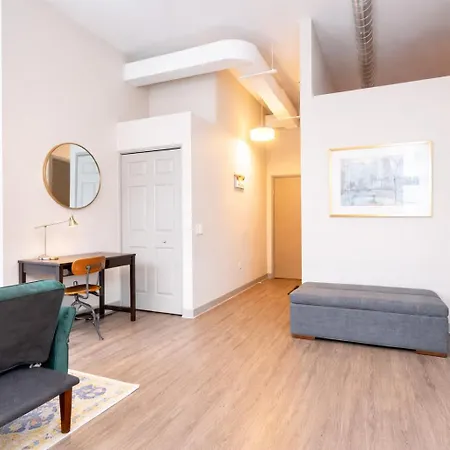 Chic South Loop 2br With Gym And Optional Parking Near Grant Park, Mccormick Place, Museum Campus & Downtown Chicago