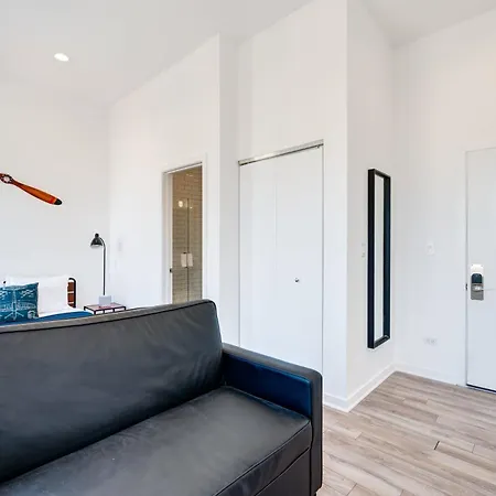 747 Lofts By Redawning - River West, Second Floor Hotel *