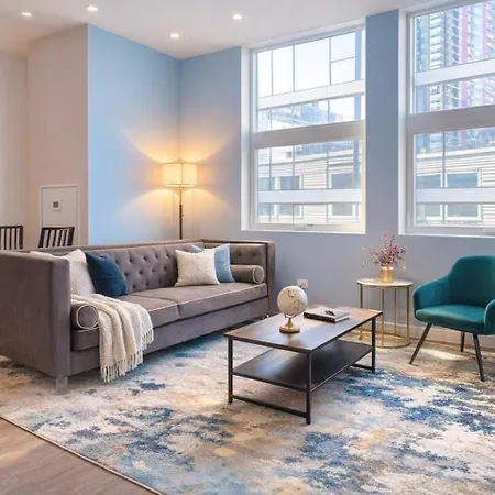 Stylish 2br With Optional Parking, Patio And Gym Near Mccormick Place, Shedd Aquarium, Field Museum & Lakefront Trail Apartment