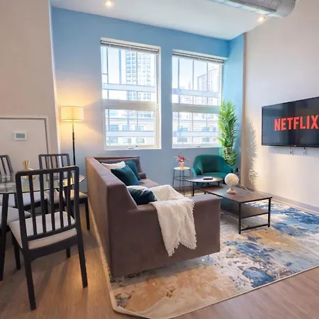 Stylish 2br With Optional Parking, Patio And Gym Near Mccormick Place, Shedd Aquarium, Field Museum & Lakefront Trail Apartment *