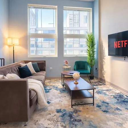 Apartment Stylish 2br With Optional Parking, Patio And Gym Near Mccormick Place, Shedd Aquarium, Field Museum & Lakefront Trail