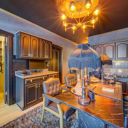 Apartment The Twin Lions: Bespoke Travel W/ Speakeasy* *