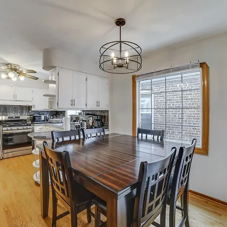 Commuter-friendly In Chicago's South Side Holiday home *