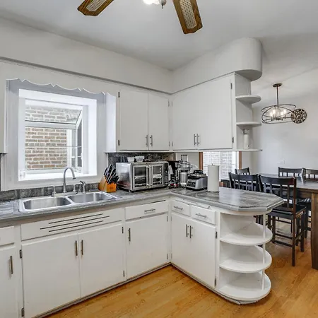 Holiday home Commuter-friendly In Chicago's South Side *