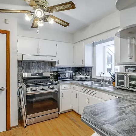 Commuter-friendly In Chicago's South Side Holiday home Chicago