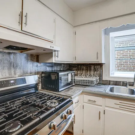 Holiday home Commuter-friendly In Chicago's South Side *
