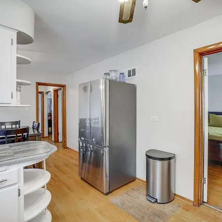 Commuter-friendly In Chicago's South Side Holiday home