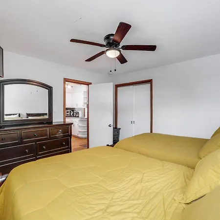 Holiday home Commuter-friendly In Chicago's South Side Chicago