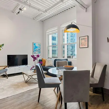 Holiday home Downtown Mich Ave - 6 Penthouses, Sleep 25 *
