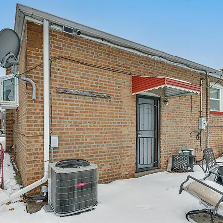 Commuter-friendly In Chicago's South Side Holiday home Chicago