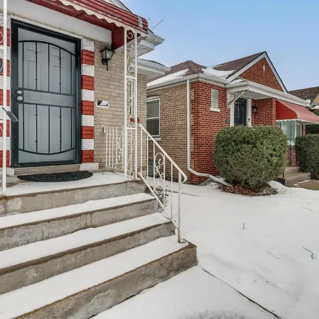 Commuter-friendly In Chicago's South Side Holiday home Chicago