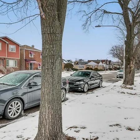 Commuter-friendly In Chicago's South Side Holiday home Chicago