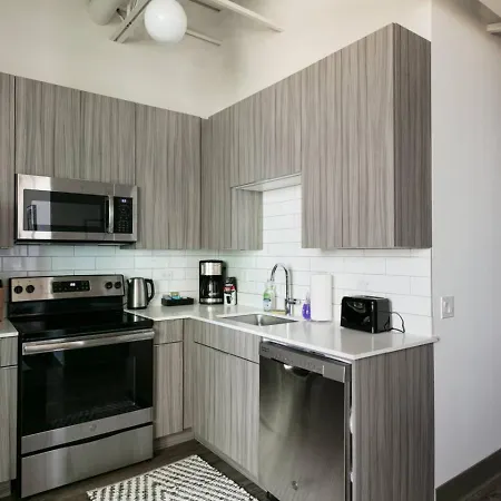 Downtown Mich Ave - 6 Penthouses, Sleep 25 *