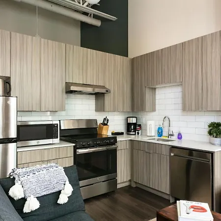 Holiday home Downtown Mich Ave - 6 Penthouses, Sleep 25 *