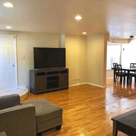 Apartment Spacious 2br Near Univ Of Away From Chicago