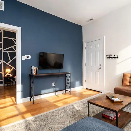 Flexhome Ukrainian Village 2br - Private Balcony & Walkable Location * Chicago