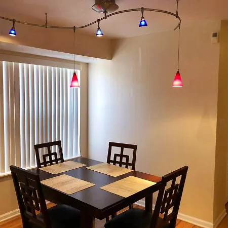 Spacious 2br Near Univ Of Away From * Chicago