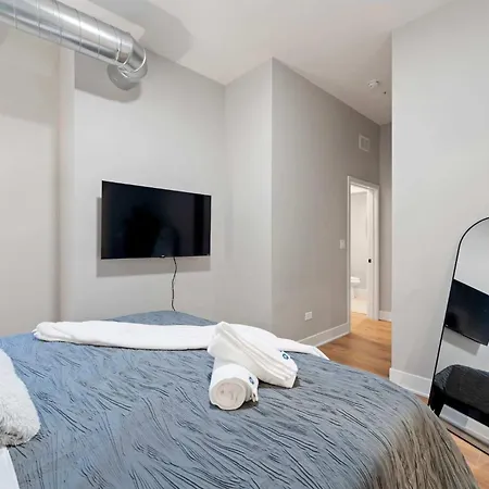 Steps From The Edgewater Modern 2bd 2ba Apartment
