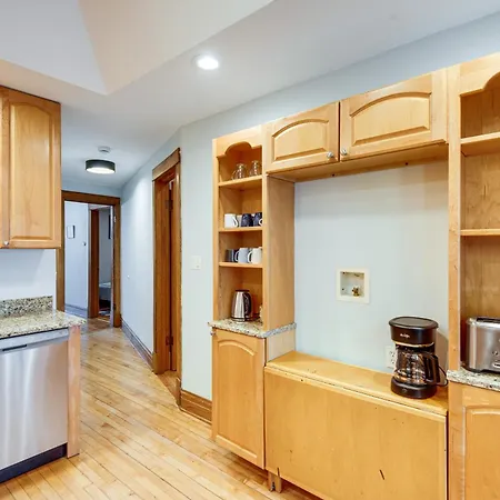 Holiday home 1 Mi To Wrigley! Quintessential Chi-town Greystone
