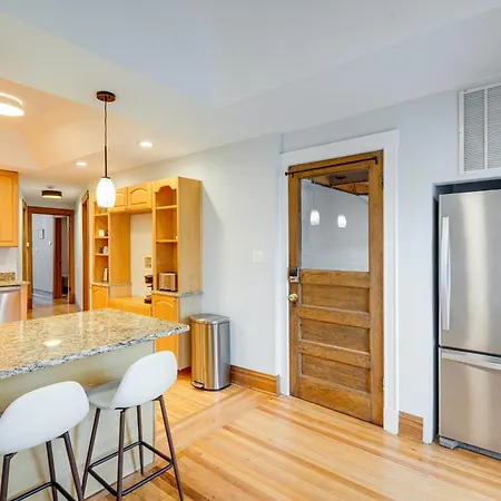 1 Mi To Wrigley! Quintessential Chi-town Greystone Holiday home Chicago
