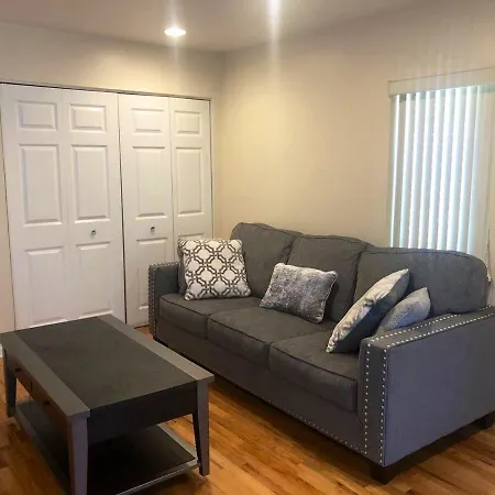 Spacious 2br Near Univ Of Away From Chicago