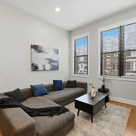 Apartment 4br 3ba Pilsen Retreat - 10 Min From Downtown Chicago