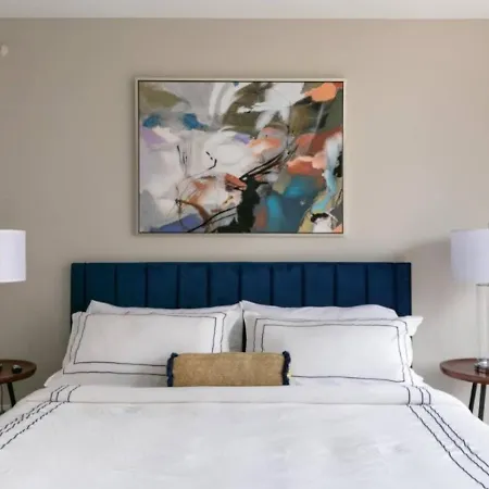Lux Dtown Penthouses 9bd-9ba Sleep 25 Parking, Pool, Gym *