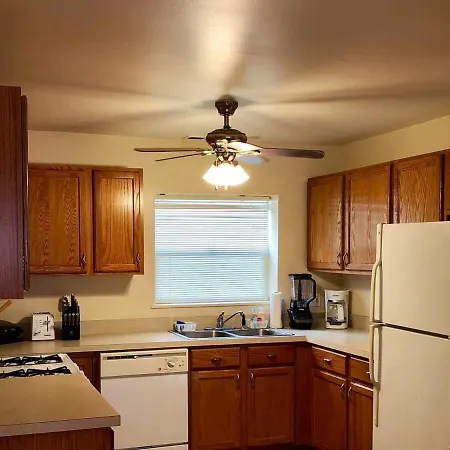 Spacious 2br Near Univ Of Away From Apartment